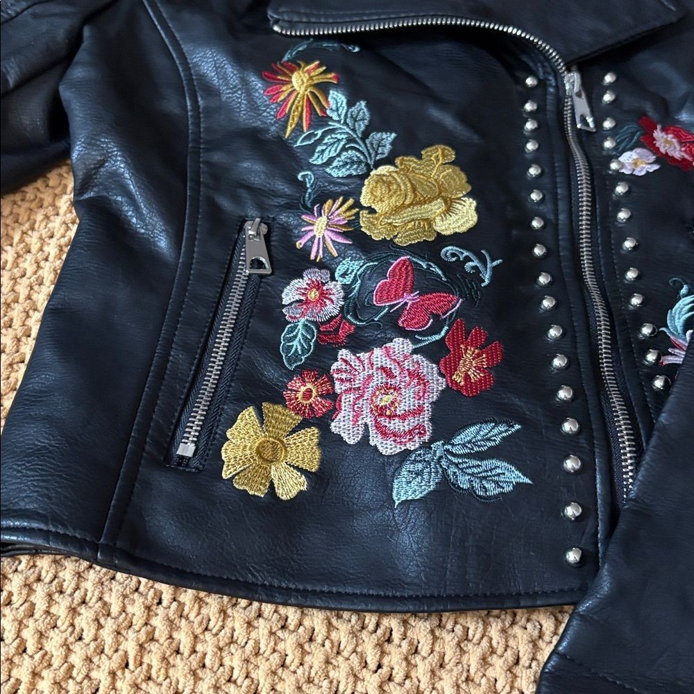 Romeo & Juliet Couture Black Vegan Leather Jacket with Floral Embroidery Size M - Picture 3 of 9